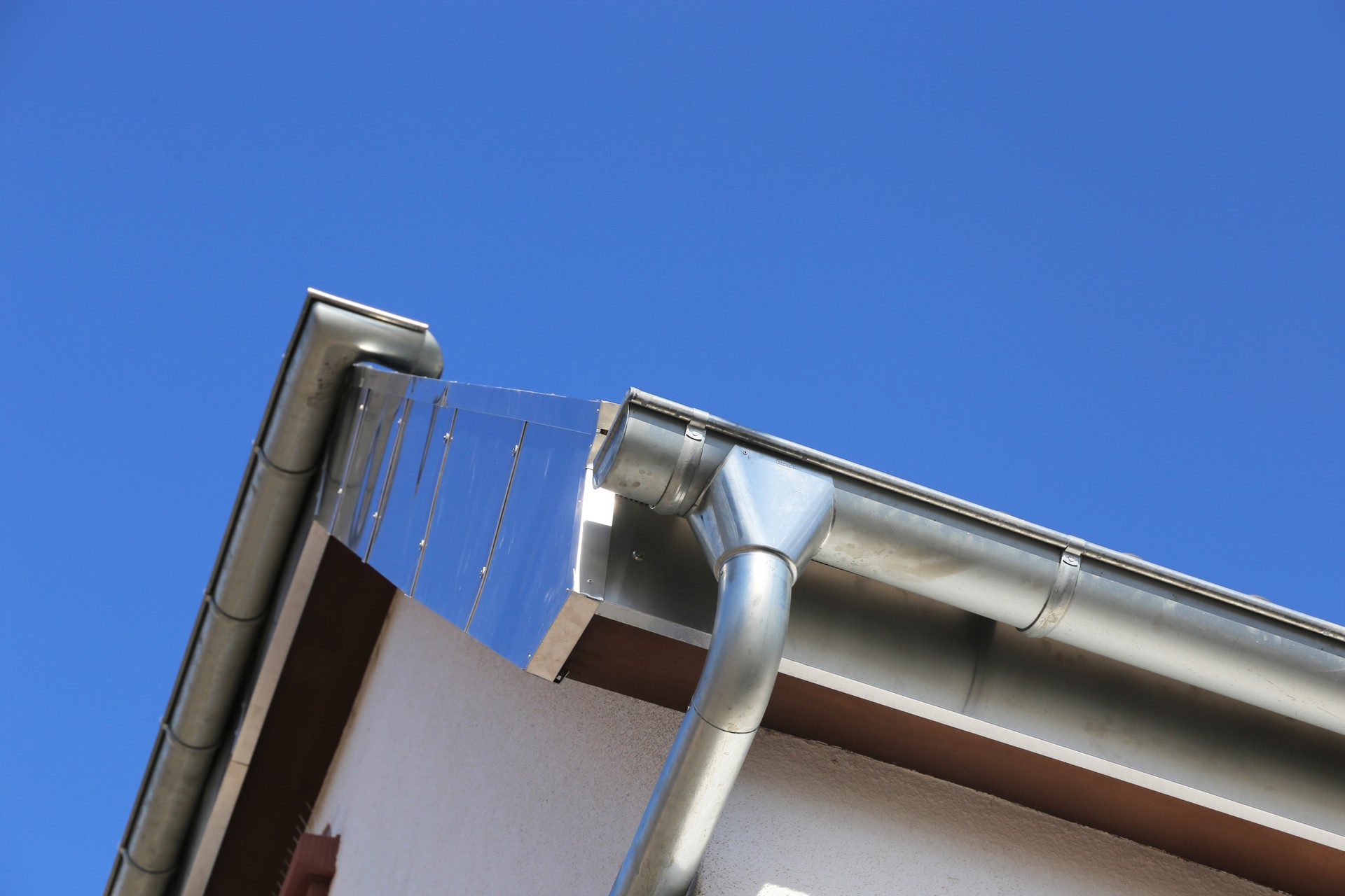 Roof gutter on a new tiled roof